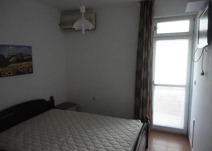 卢巴之家旅馆 *